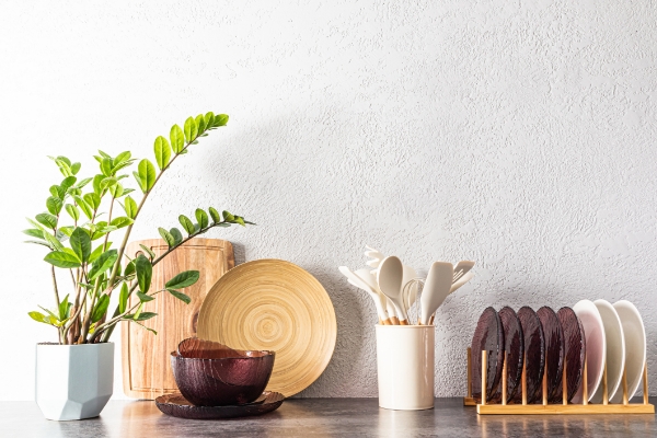 木製皿やカトラリーが整然と並んだキッチン小物
