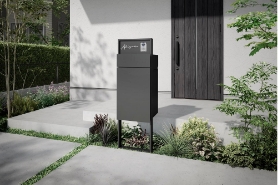 玄関アプローチと植栽が整えられた住宅の外観