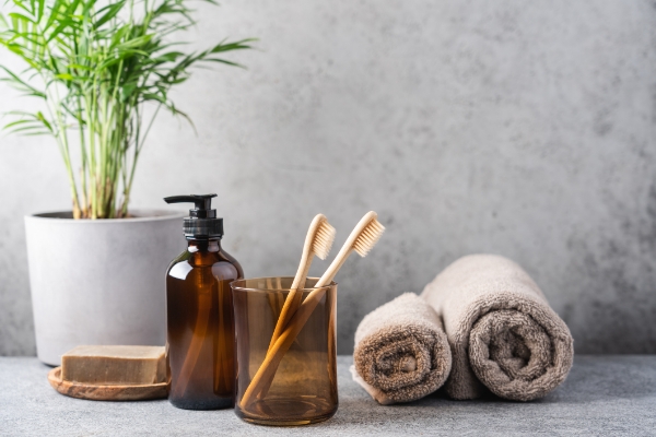 木製歯ブラシやガラス容器などバスルーム用品。