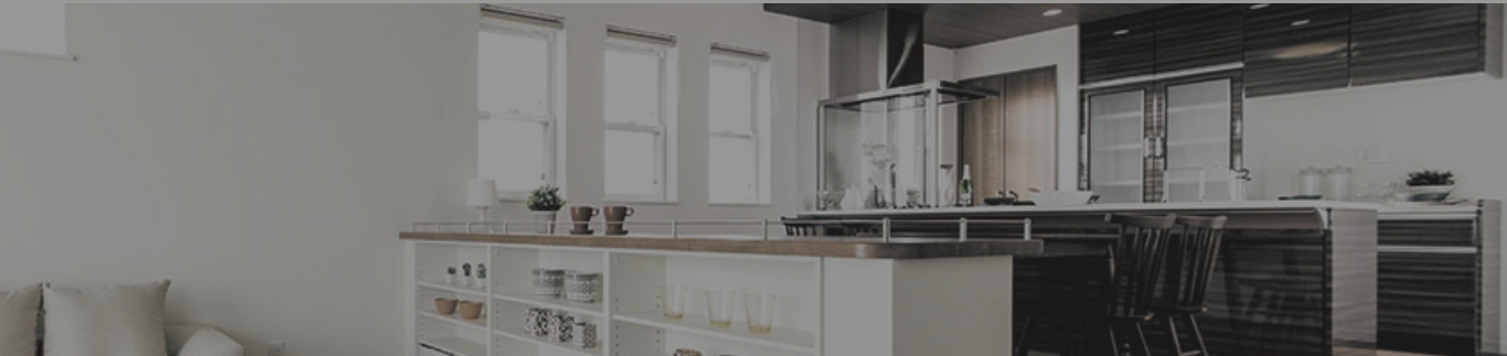 モダンなデザインのキッチンと収納棚