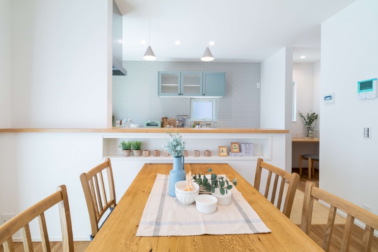 ナチュラルテイストのダイニングとカウンターキッチン