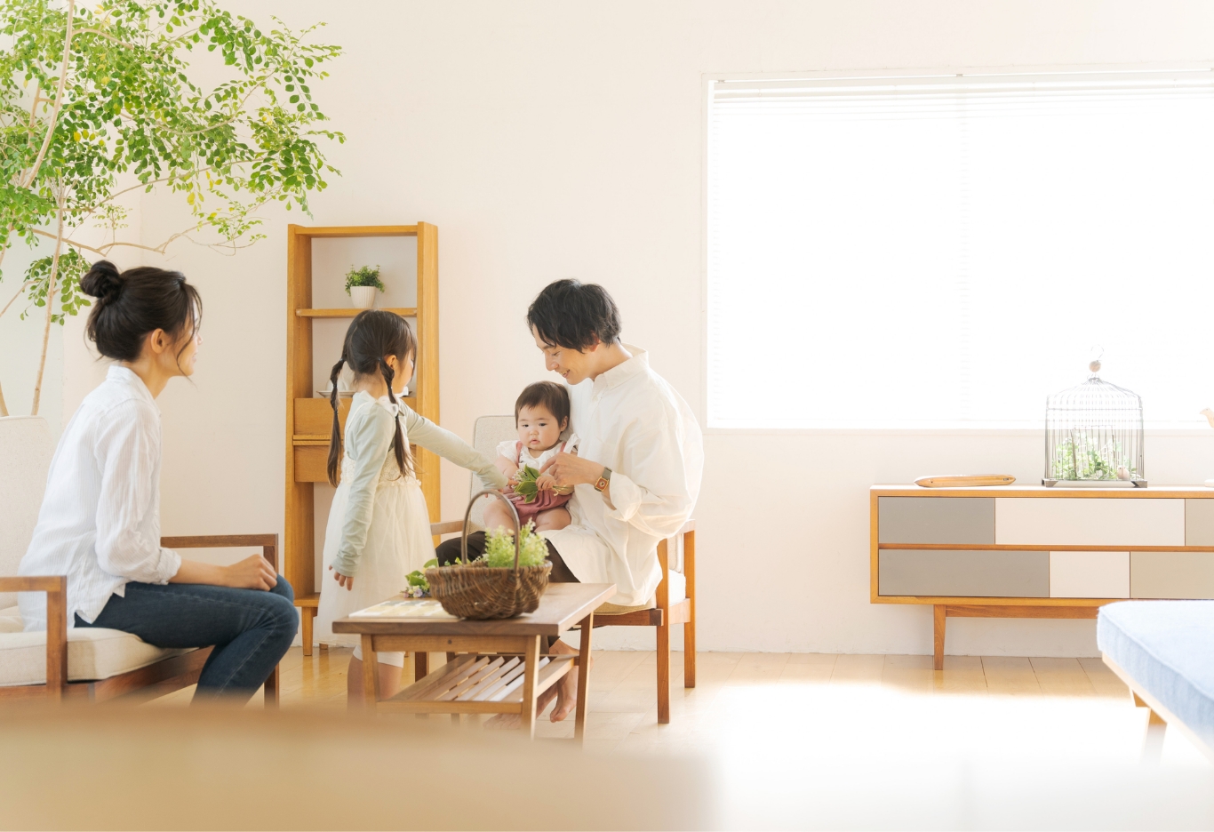 家族がくつろぐ明るいリビング