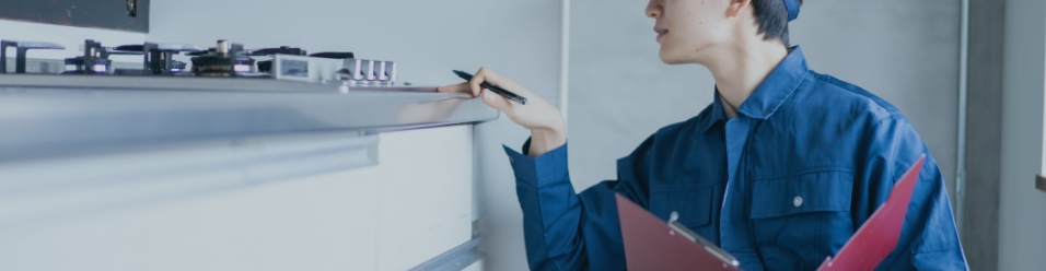 キッチンの点検を行う作業員。