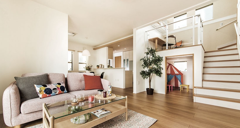 吹抜けとつながるスキップフロアスペース。