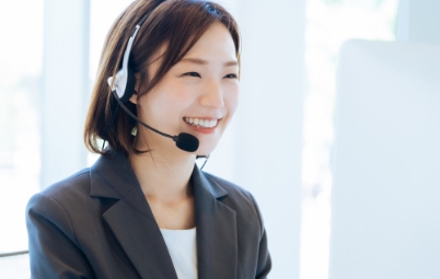 カスタマーサポートのスタッフがヘッドセットを着用して対応している様子。
