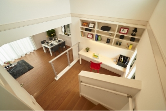 モダンなアイランドキッチンとダイニング。