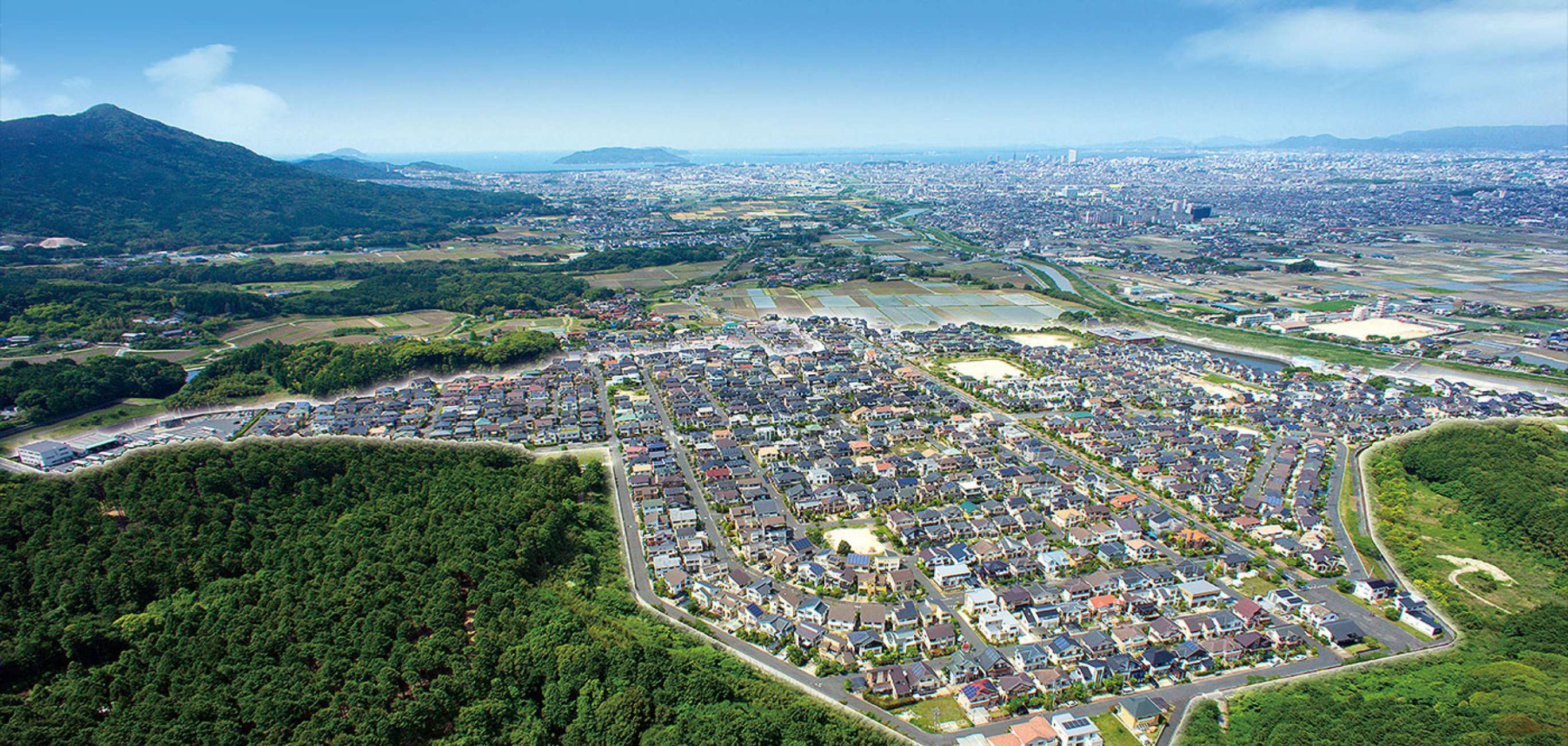 上空から撮影された田園地帯と住宅地の風景。