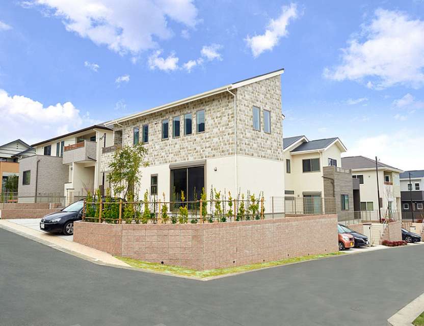 青空の下に並ぶ新築の2階建て住宅群。