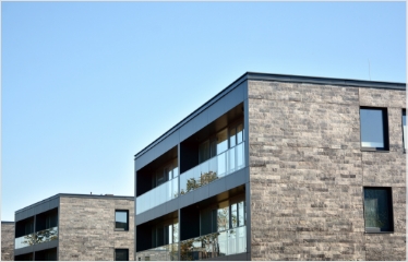 モダンな低層マンションの外観