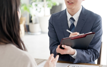 土地活用の相談を受ける担当者とお客様の対話シーン