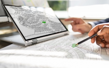 モニターと図面を使い土地活用計画を検討している様子